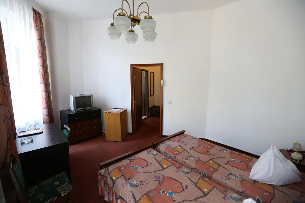 Banat Hotel Букурещ Стая снимка