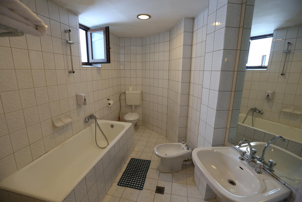 Banat Hotel Букурещ Стая снимка